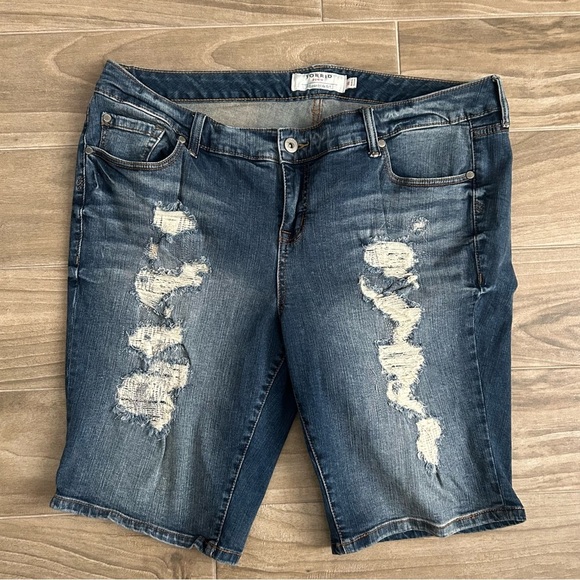 Torrid Distressed Jean Shorts | Size 18 - Picture 1 of 4